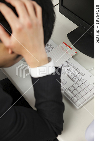 ブラック企業で働く男性 19864118