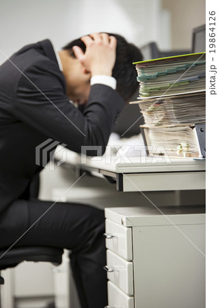 ブラック企業で働く男性 ブラック企業で働く男性 19864126