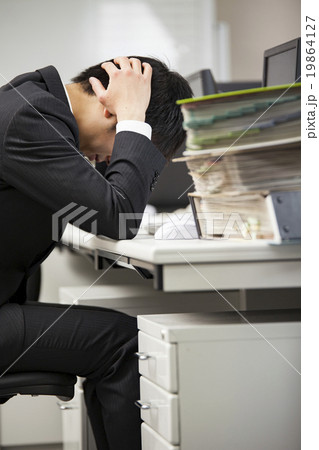 ブラック企業で働く男性 19864127