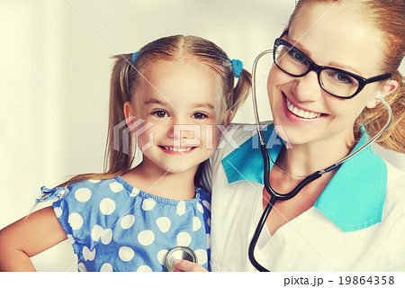 Doctor pediatrician and child patient 19864358