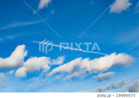 青空と飛行機雲 19866075