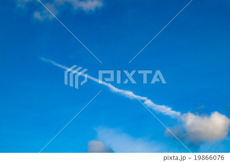 青空と飛行機雲 青空と飛行機雲 19866076