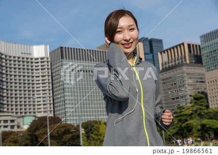 ランニングする若い女性 ランニングする若い女性 19866561