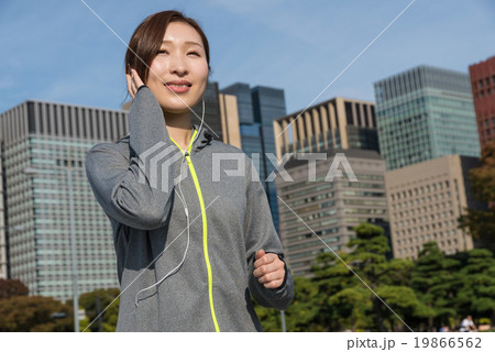 ランニングする若い女性 ランニングする若い女性 19866562