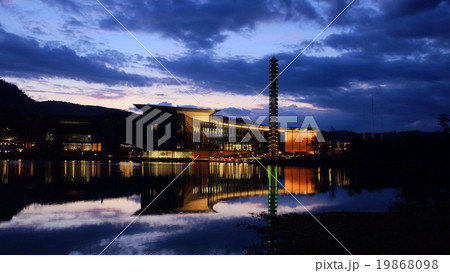 building and the lake 19868098