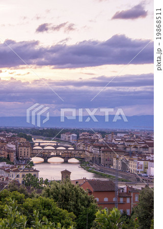 ヴェッキオ橋　ポンテ・ヴェッキオ　フィレンツェの街並み 19868511
