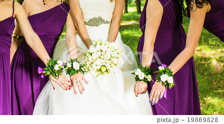 The bride and bridesmaids are showing beautiful The bride and bridesmaids are showing beautiful 19869828