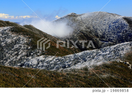 金峰山から見る樹氷の奥秩父主稜線 金峰山から見る樹氷の奥秩父主稜線 19869858