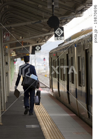 下関駅ホームを行く乗務員 下関駅ホームを行く乗務員 19870696