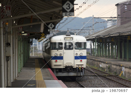 下関駅ホームと山陽本線の列車 下関駅ホームと山陽本線の列車 19870697