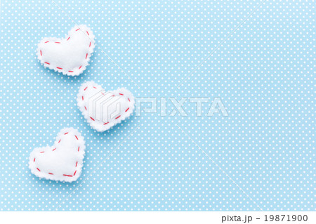 水玉模様と白いハート: white hearts on a polka dot pattern 水玉模様と白いハート: white hearts on a polka dot pattern 19871900