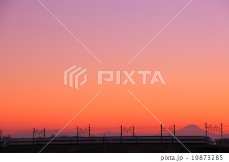 夕暮れの東武鉄道と富士山 夕暮れの東武鉄道と富士山 19873285