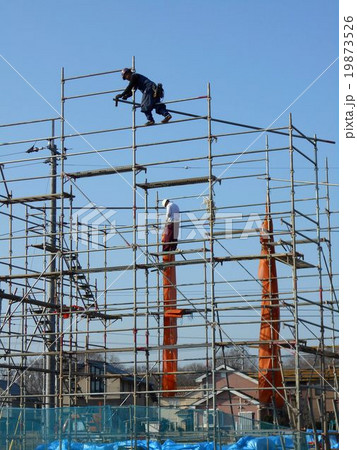 住宅の組み立ての前に単管足場をつくるのはとび職人の写真素材