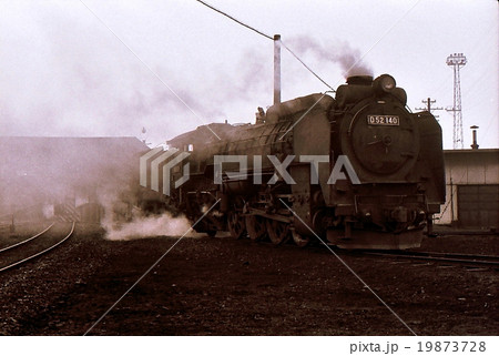 昭和45年北海道長万部機関区で待機するD52140　  19873728