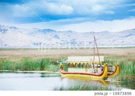 Totora boat on the Titicaca lake near Puno, Peru 19873896