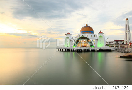 Strait mosque 19874120