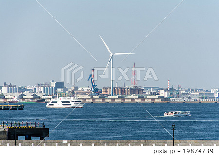 横浜港 ボートと風力発電機の写真素材