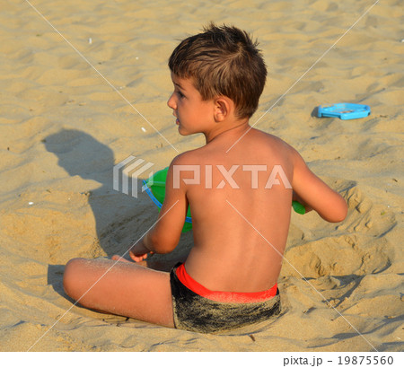 Kid on the beach 19875560