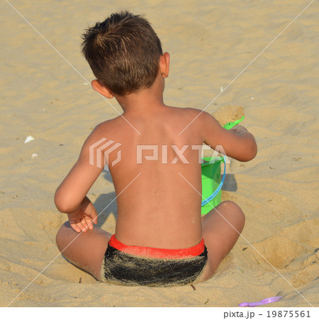 Kid on the beach 19875561