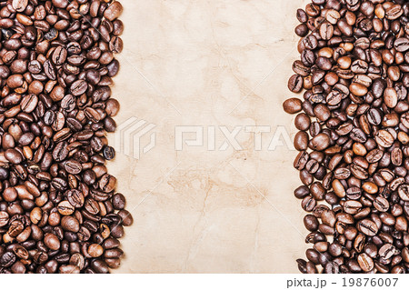 roasted coffee beans background and old paper 19876007