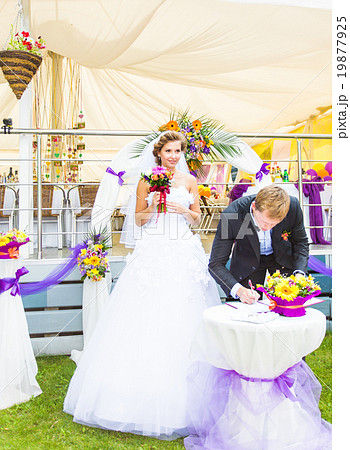 Wedding couple leaving their signatures 19877925