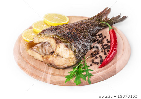 Grilled carp with lemon 19878163