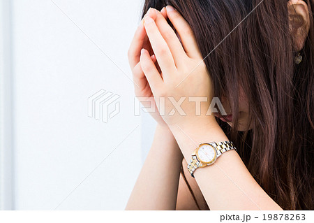 睡眠不足の女性社員　徹夜して眠い女性　疲れた人　アジア人の写真素材　パソコン　OL　白バック　 19878263