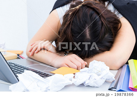 睡眠不足の女性社員　徹夜して眠い女性　疲れた人　アジア人の写真素材　パソコン　OL　白バック 19878366
