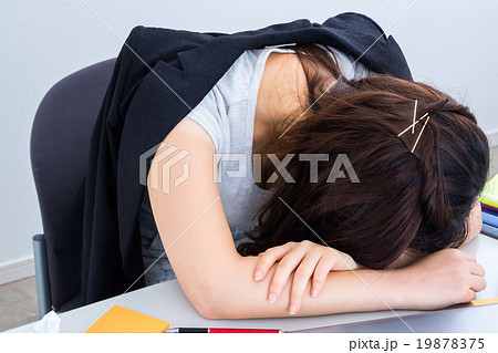 睡眠不足の女性社員　徹夜して眠い女性　疲れた人　アジア人の写真素材　パソコン　OL　白バック 19878375