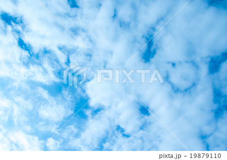 積雲　高積雲か層積雲　真冬の空　白い雲と青い空　背景素材　コピースペース　文字スペース 19879110