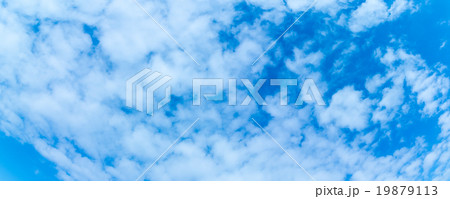 積雲　高積雲か層積雲　真冬の空　白い雲と青い空　背景素材　コピースペース　文字スペース 19879113