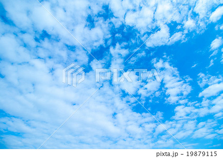 積雲 高積雲か層積雲 真冬の空 白い雲と青い空 背景素材 コピースペース 文字スペース 積雲 高積雲か層積雲 真冬の空 白い雲と青い空 背景素材 コピースペース 文字スペース 19879115