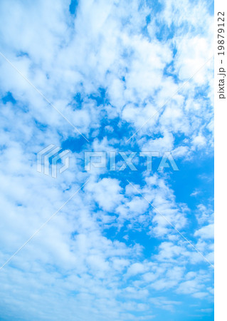 積雲　高積雲か層積雲　真冬の空　白い雲と青い空　背景素材　コピースペース　文字スペース 19879122