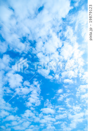 積雲　高積雲か層積雲　真冬の空　白い雲と青い空　背景素材　コピースペース　文字スペース 19879123