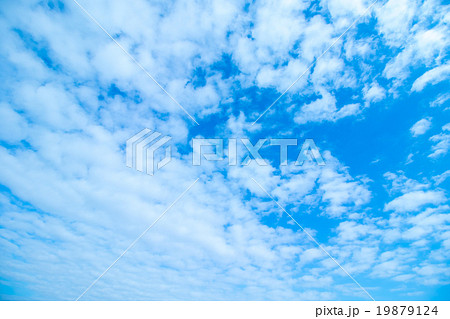 積雲 高積雲か層積雲 真冬の空 白い雲と青い空 背景素材 コピースペース 文字スペース 積雲 高積雲か層積雲 真冬の空 白い雲と青い空 背景素材 コピースペース 文字スペース 19879124