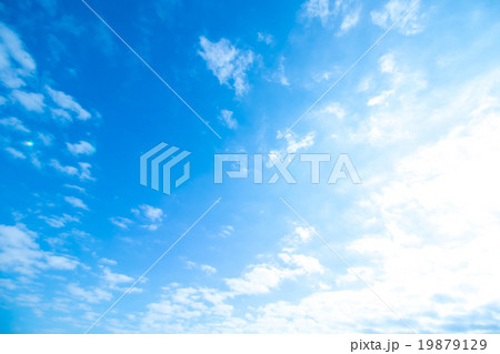積雲 高積雲か層積雲 真冬の空 白い雲と青い空 背景素材 コピースペース 文字スペース 積雲 高積雲か層積雲 真冬の空 白い雲と青い空 背景素材 コピースペース 文字スペース 19879129