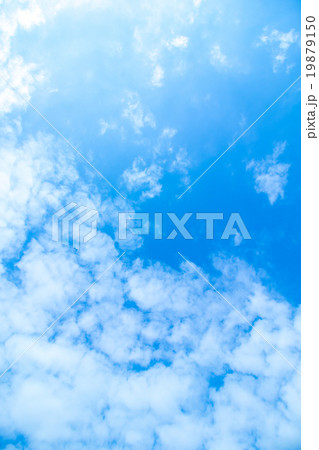 積雲 高積雲か層積雲 真冬の空 白い雲と青い空 背景素材 コピースペース 文字スペース 積雲 高積雲か層積雲 真冬の空 白い雲と青い空 背景素材 コピースペース 文字スペース 19879150