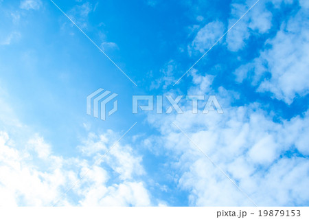 積雲　高積雲か層積雲　真冬の空　白い雲と青い空　背景素材　コピースペース　文字スペース 19879153