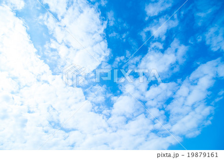 積雲 高積雲か層積雲 真冬の空 白い雲と青い空 背景素材 コピースペース 文字スペース 積雲 高積雲か層積雲 真冬の空 白い雲と青い空 背景素材 コピースペース 文字スペース 19879161