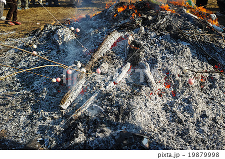 どんど焼きで団子を焼く どんど焼きで団子を焼く 19879998