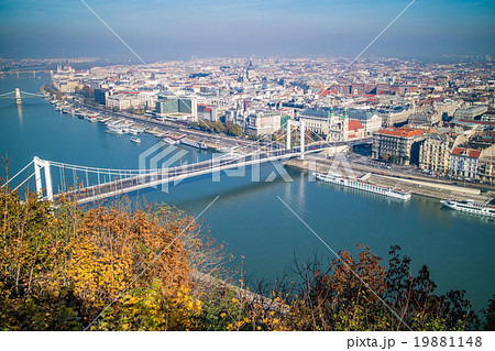 Bridge of Budapest on an autumn day. Panoramic 19881148