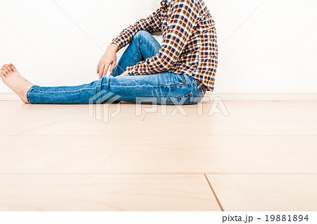 部屋の床に座ってリラックスしている男性の写真素材 1914