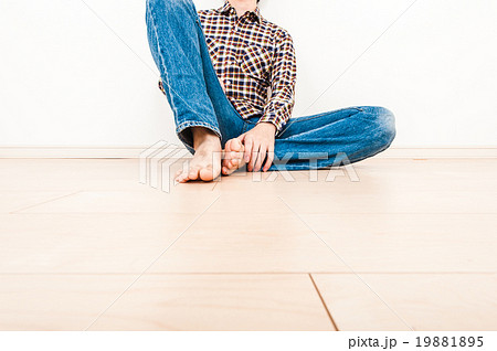 部屋の床に座ってリラックスしている男性の写真素材 1915