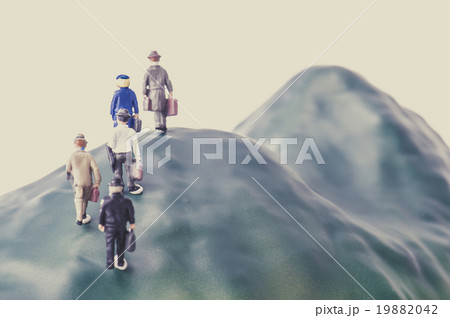 険しい山を歩くビジネスマン 19882042