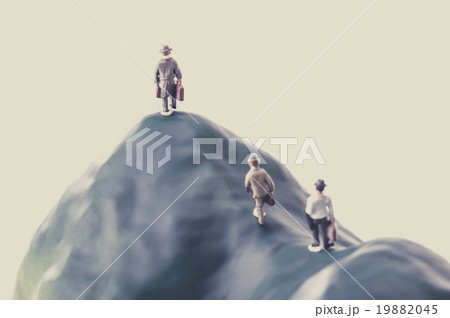 険しい山を歩くビジネスマン 19882045