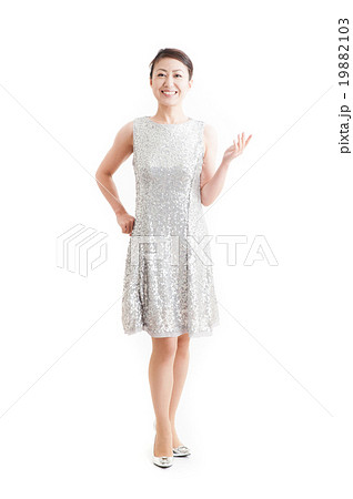 ドレスを着た日本人女性 全身ポーズの写真素材