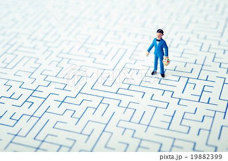迷路に立っている子供 迷路に立っている子供 19882399