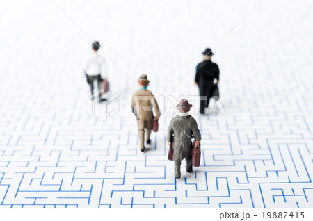 迷路を歩くビジネスマン 19882415