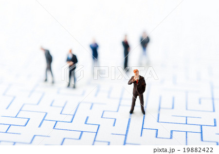 迷路と考えているビジネスマン達 19882422