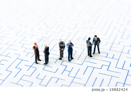 迷路と考えているビジネスマン達 19882424